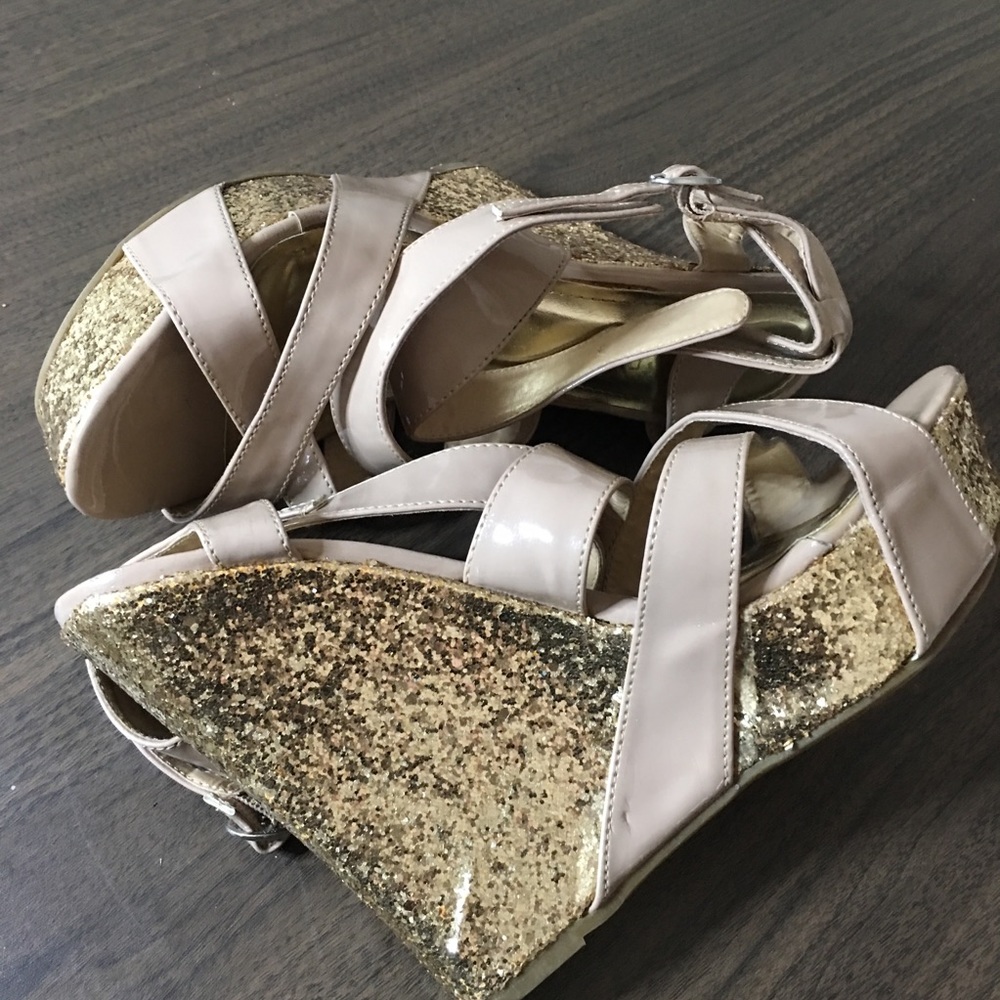 GLITTER GOLD AND TAN WEDGES